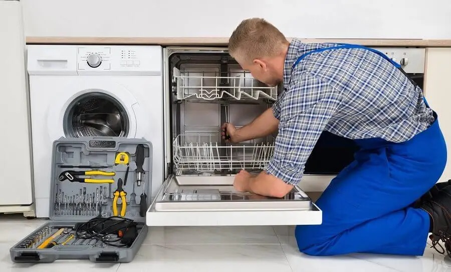 Ümraniye Dominox servisi teknisyen ekibi beyaz eşya tamiri yaparken
